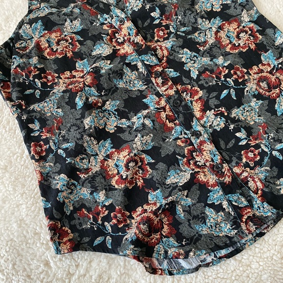 American Rag - sleeveless floral button up - Picture 3 of 9